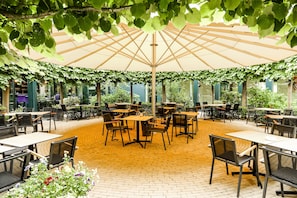 Lunch, dinner served; international cuisine, alfresco dining
