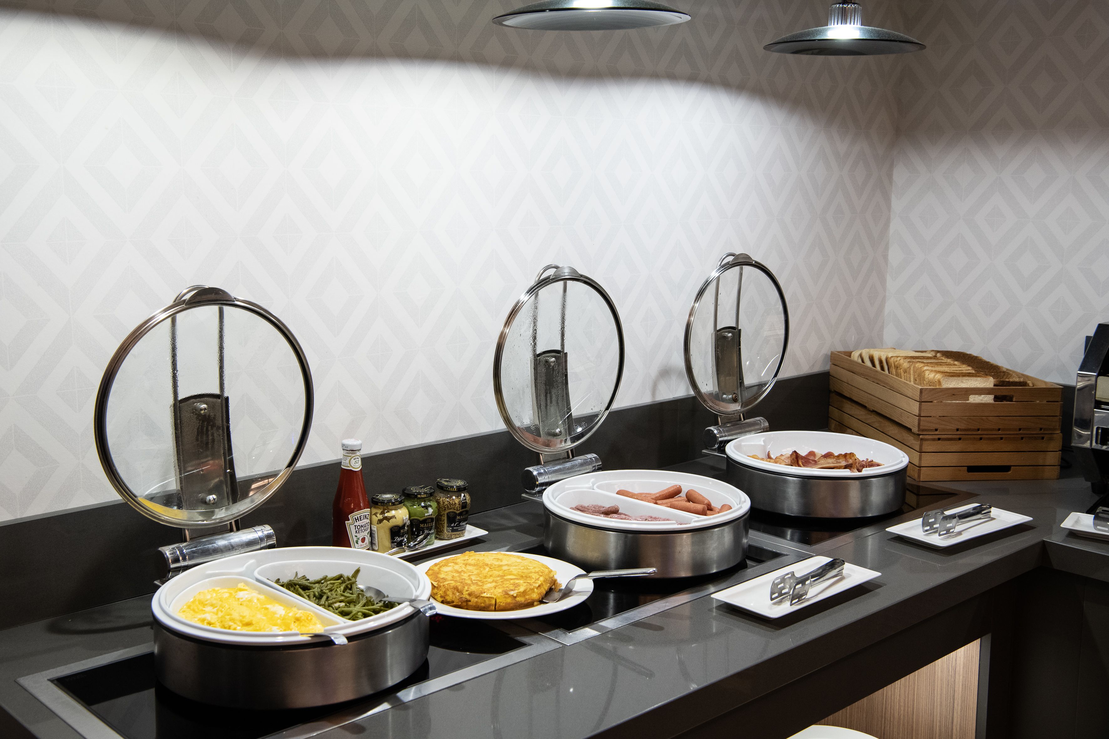 Una mesa de buffet con diversos alimentos y acompañamientos.