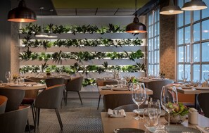 2 restaurants; lunch and dinner served - Catalonia Gran Via Madrid (Madrid)