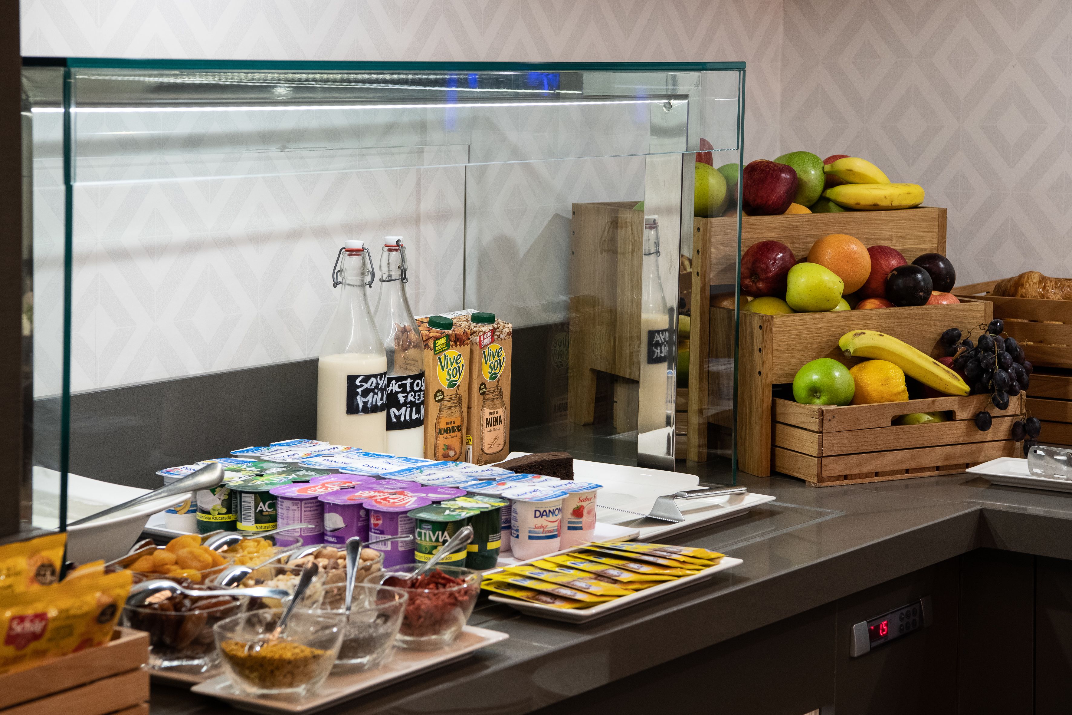 Een ontbijtbuffet met diverse gerechten en drankjes.
