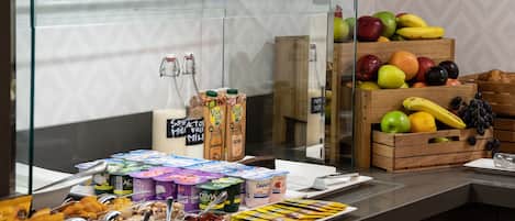 Een ontbijtbuffet met diverse gerechten en drankjes.