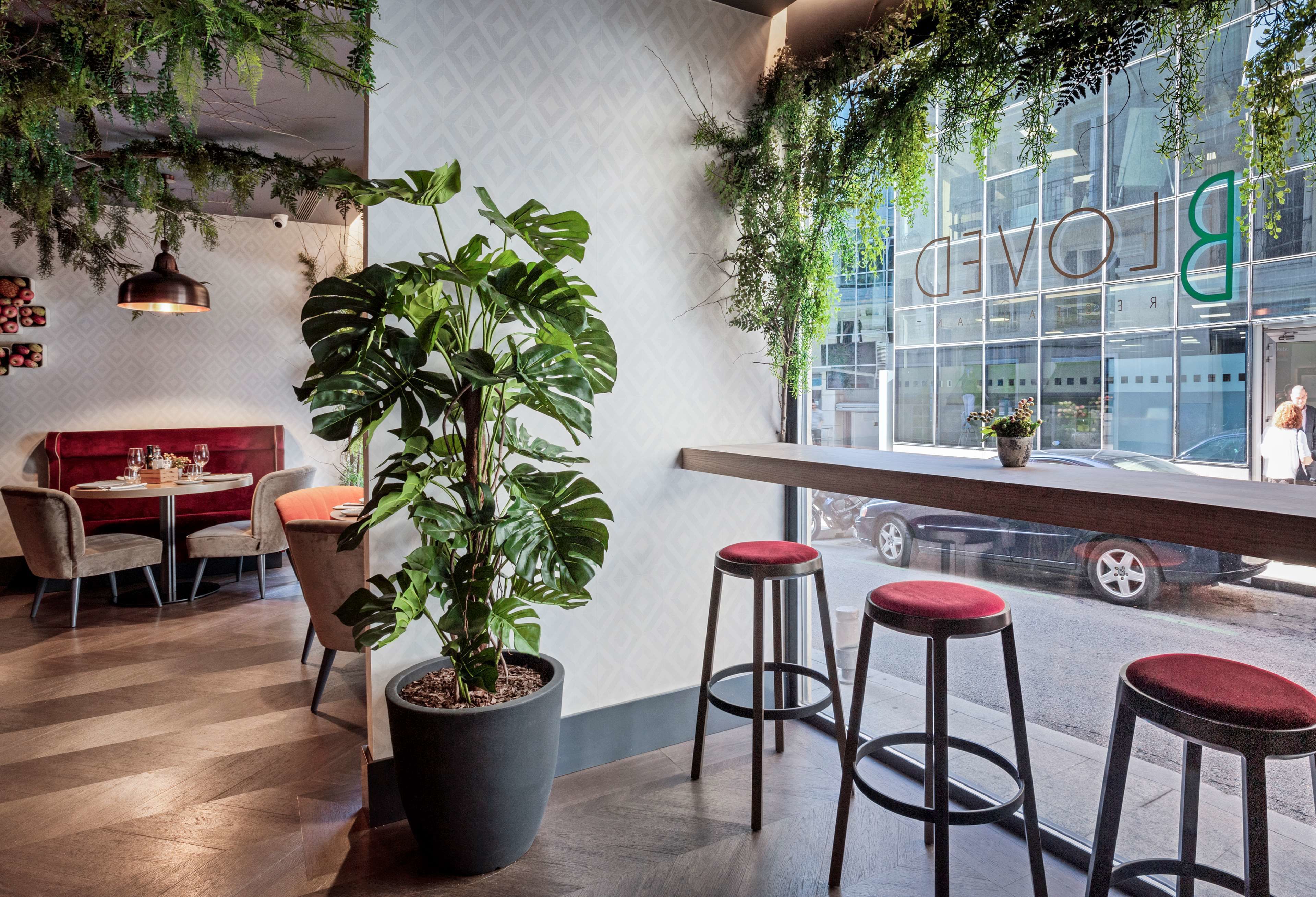 2 restaurants, lunch, dinner served; international cuisine