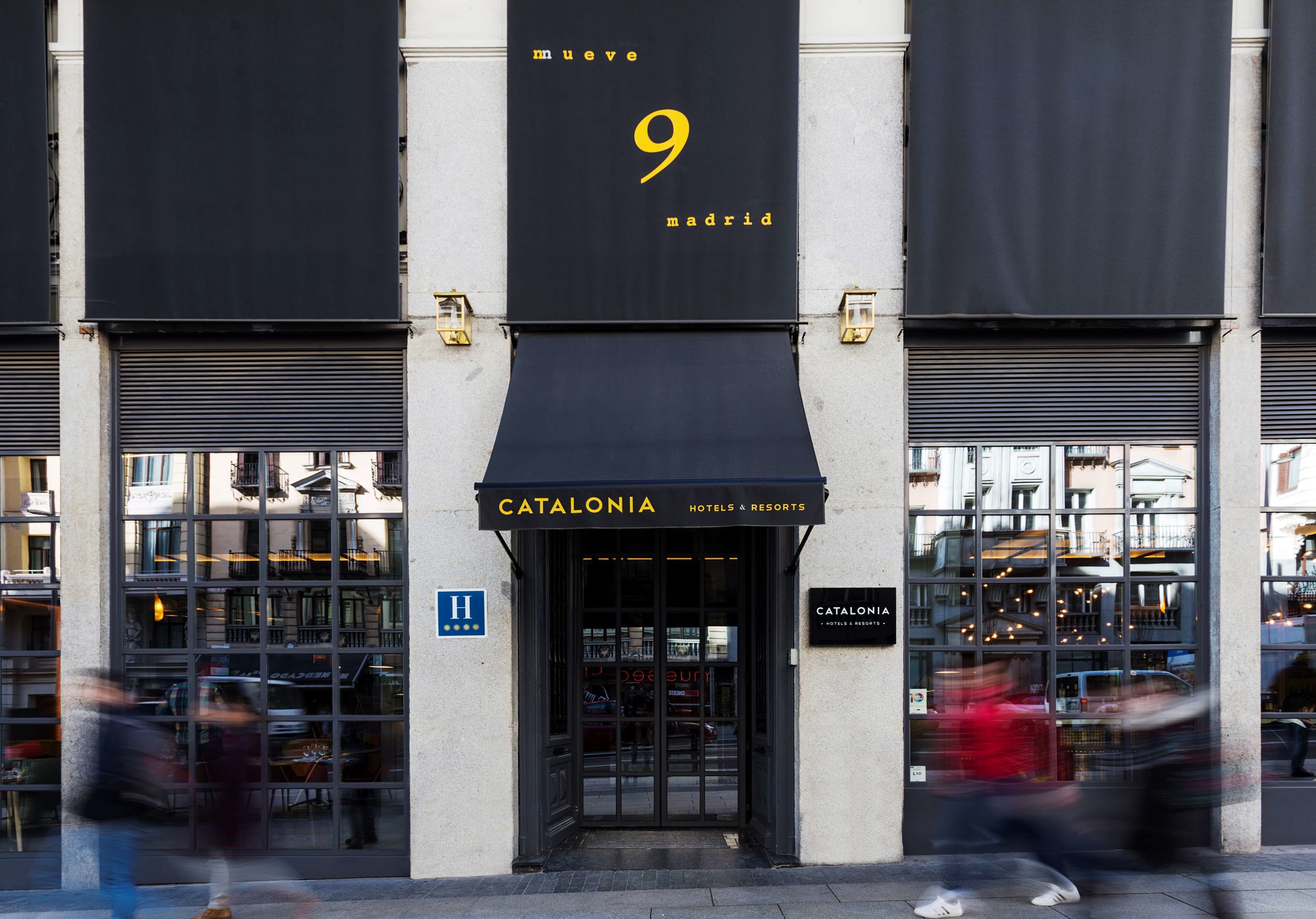 2 restaurants, lunch, dinner served; international cuisine