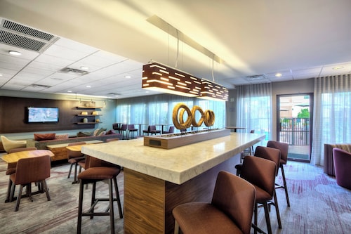 麦卡伦机场万怡酒店