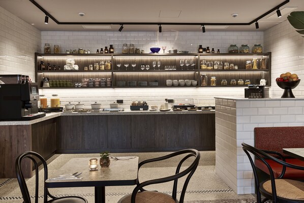 Café da manhã com buffet diário (EUR 18 por pessoa) 