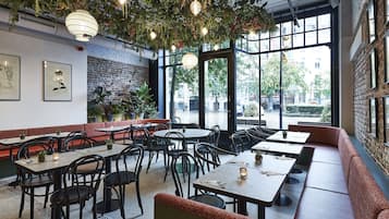 Desayuno buffet (EUR 18 por persona)