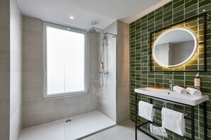 Chambre quadruple supérieure (Botanist) | Salle de bain | Douche, articles de toilette (gratuits), séchoir à cheveux