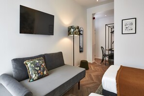 Chambre triple supérieure (Gardener) | Coffre-fort, décor unique, rideaux d’obscurcissement