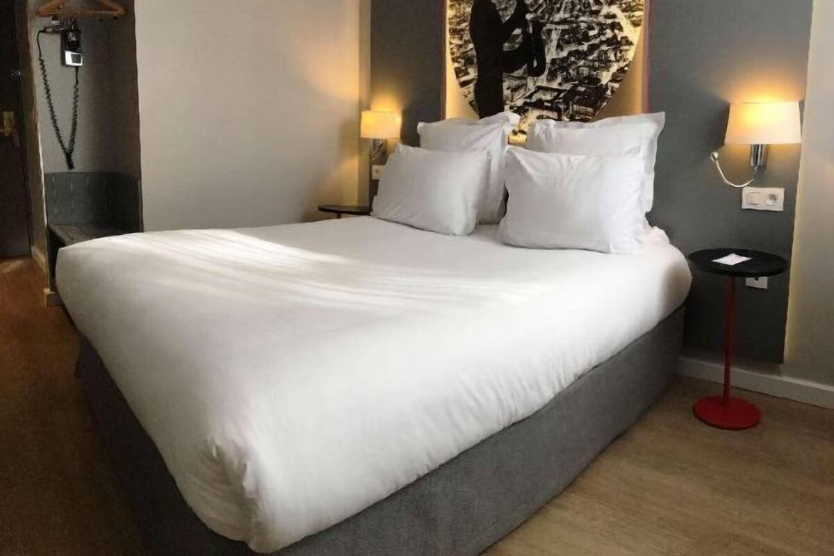 Ropa de cama de alta calidad, caja fuerte, escritorio y cortinas opacas