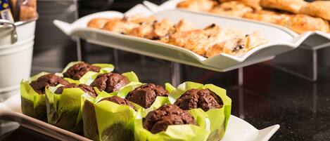 Desayuno buffet diario (EUR 15 por persona)