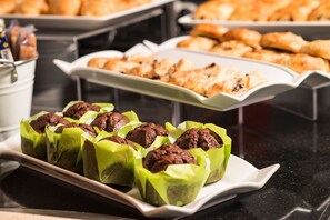 Tägliches Frühstücksbuffet (15 EUR pro Person)