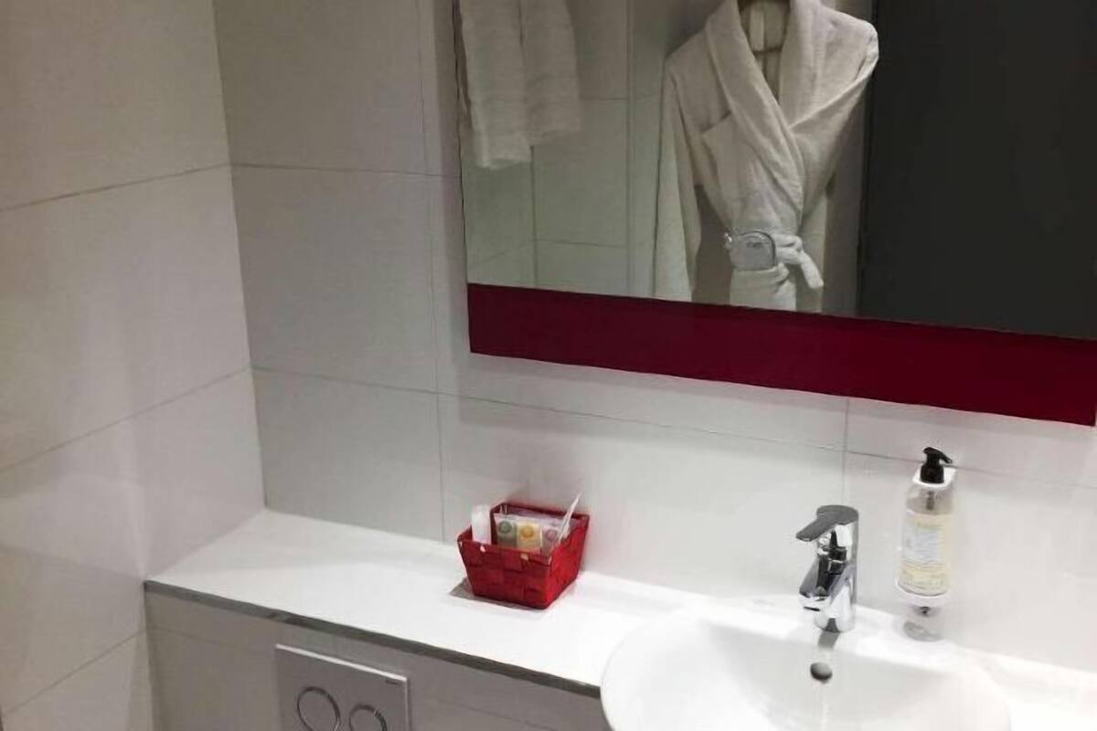 Baño | Artículos de higiene personal gratuitos, secador de pelo y toallas