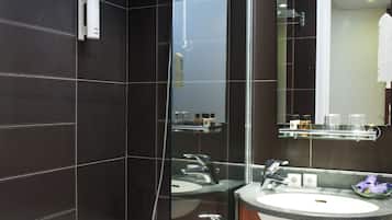 Articles de toilette gratuits, sèche-cheveux, serviettes fournies, savon