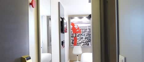 Sengetøy av topp kvalitet, safe på rommet og skrivebord