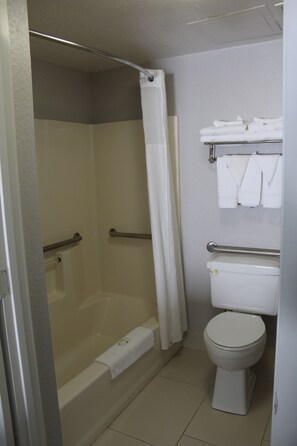 Combined shower/tub, free toiletries, hair dryer, towels