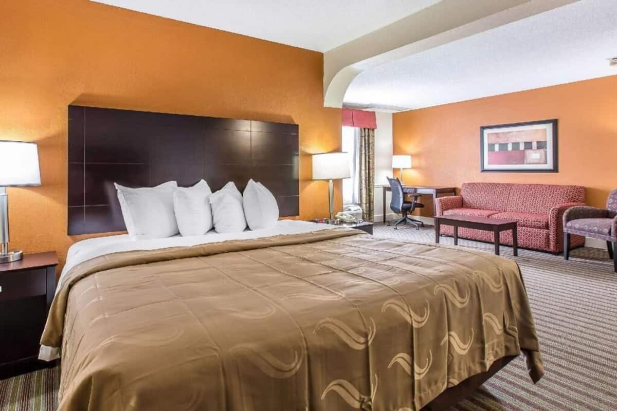 Ropa de cama de alta calidad y escritorio