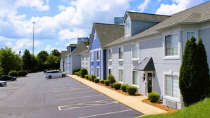 A row of modern, two-story buildings with a parking lot in front. - Quality Inn Crossville Near Cumberland Mountain State Park (Crossville)