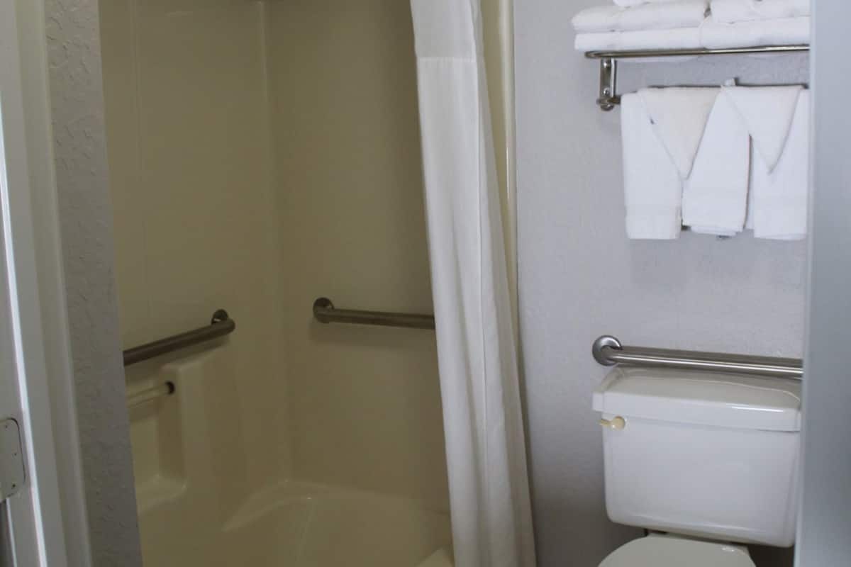 Baño | Tina con regadera, amenidades de baño gratuitas, secadora de cabello