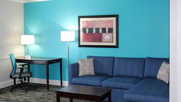 Hochwertige Bettwaren, Schreibtisch, laptopgeeigneter Arbeitsplatz