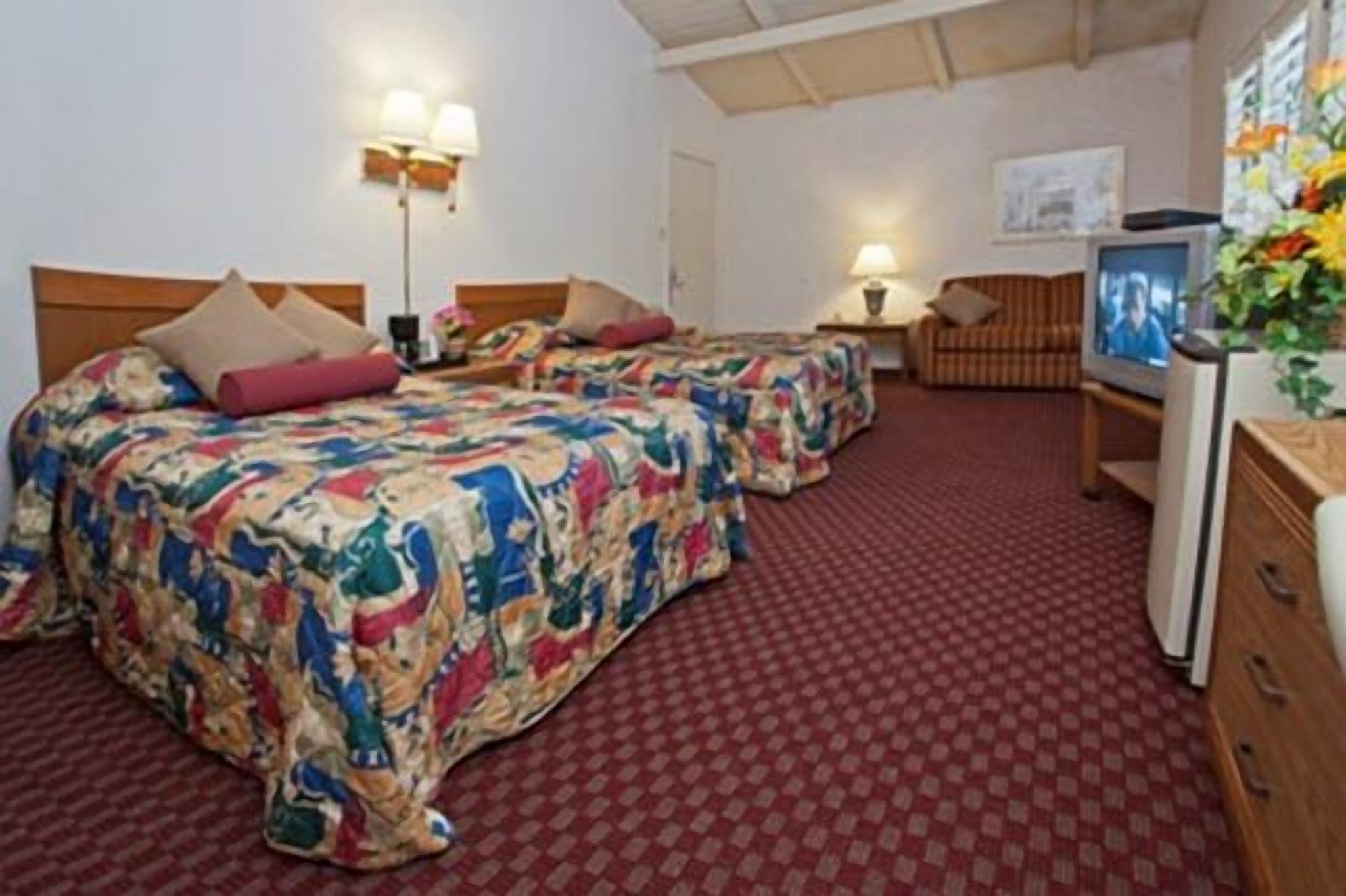 Escritorio, tabla de planchar con plancha, wifi gratis