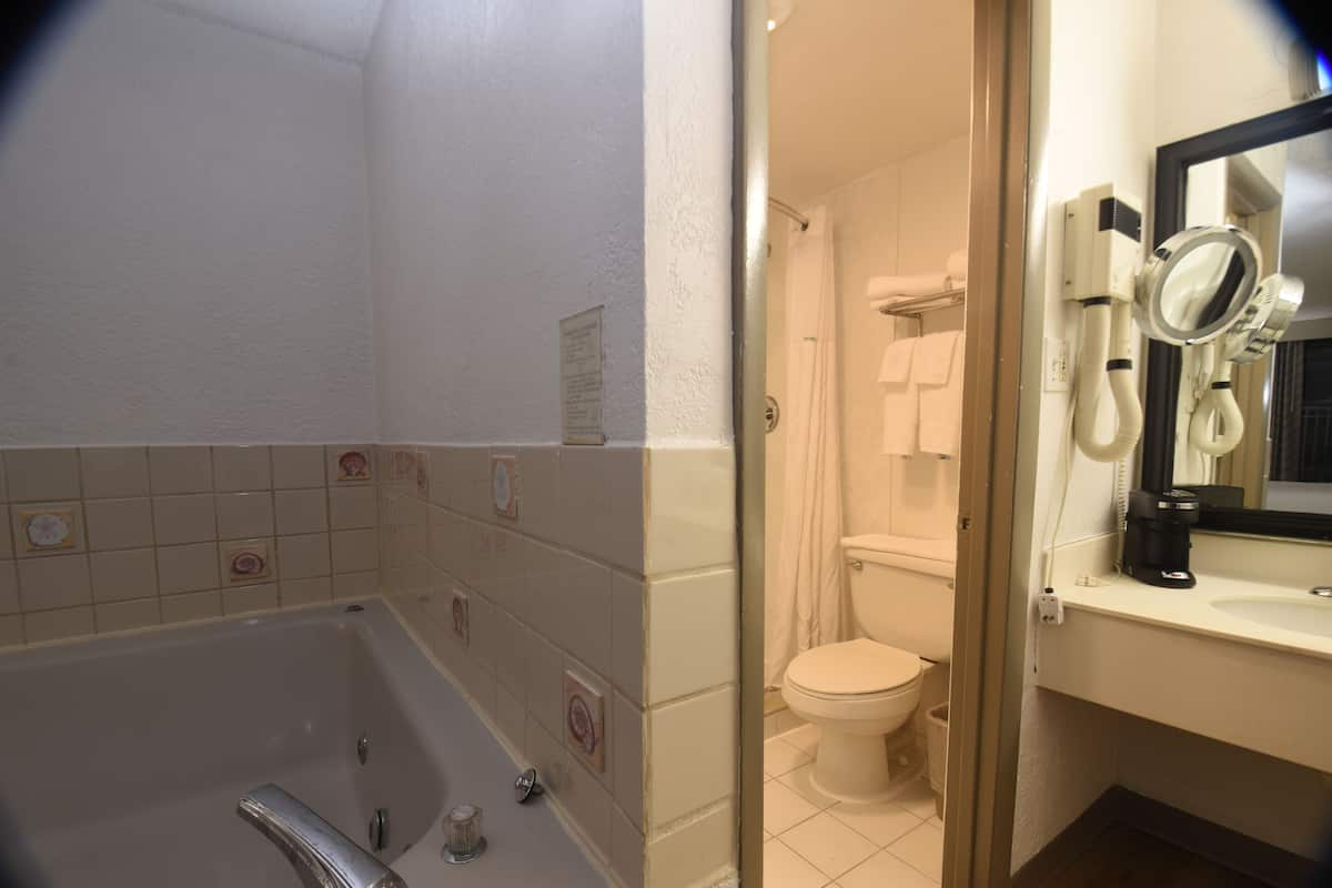 Superior Suite, 1 King Bed, Non Smoking, Jetted Tub | Bathroom | Combined shower/tub, free toiletries, hair dryer, towels