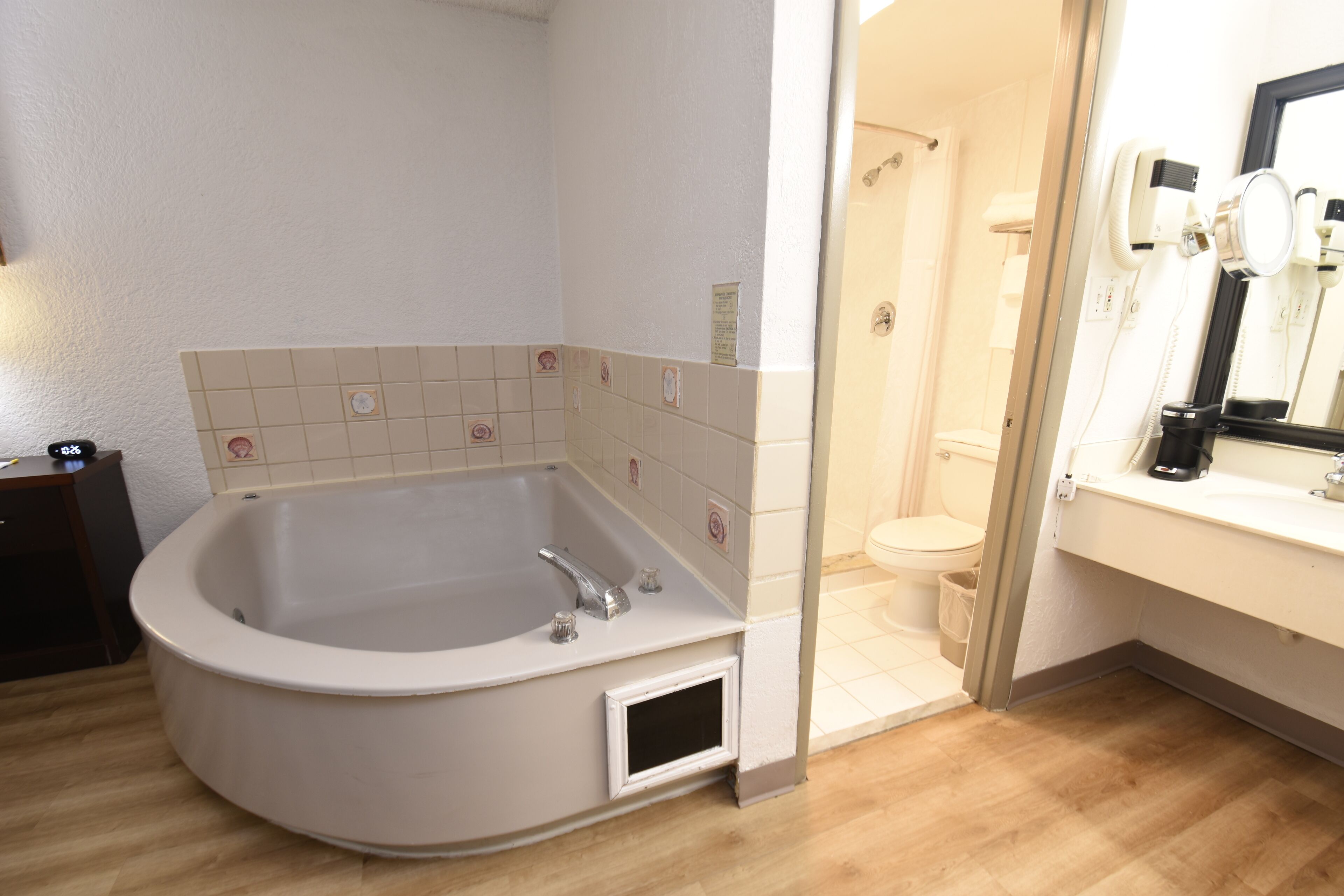 Une salle de bain avec une grande baignoire, des toilettes et un lavabo.