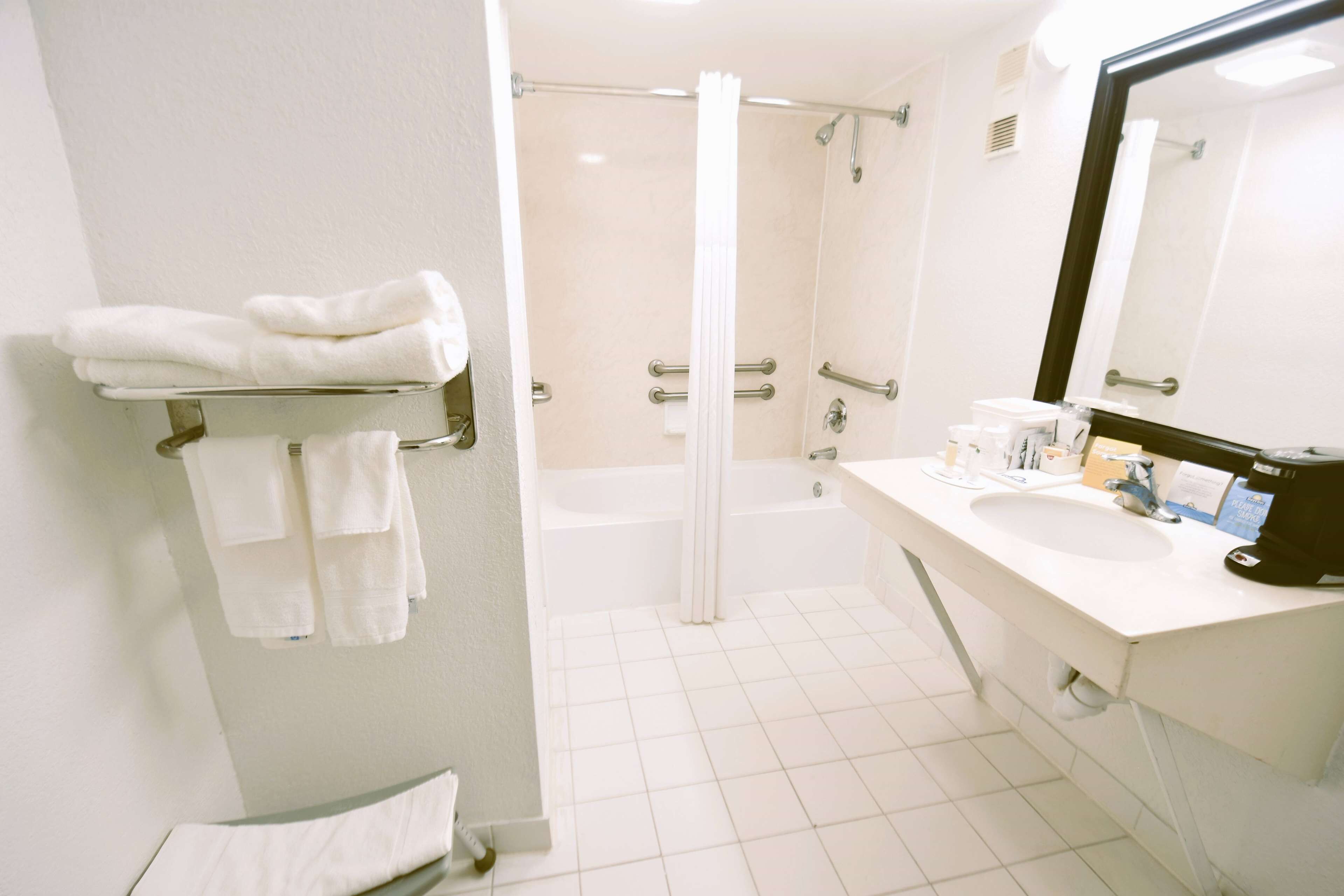Bañera con ducha, artículos de tocador gratuitos, secador de pelo