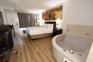 高级套房, 1 张特大床, 无烟房, 按摩浴缸 | 办公桌、笔记本电脑工作区、遮光窗帘、熨斗/熨衣板