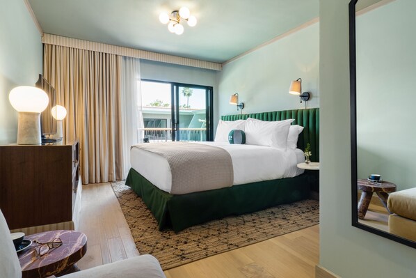 خزنة داخل الغرفة ومكتب ومكواة/لوح كي وأسرّة أطفال/رضّع (مجانًا)