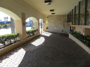 Exterior - Days Inn by Wyndham Hollywood Near Universal Studios (Los Angeles)