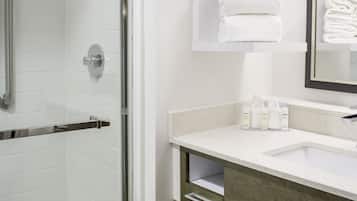 Combined shower/bathtub, free toiletries, hair dryer, towels