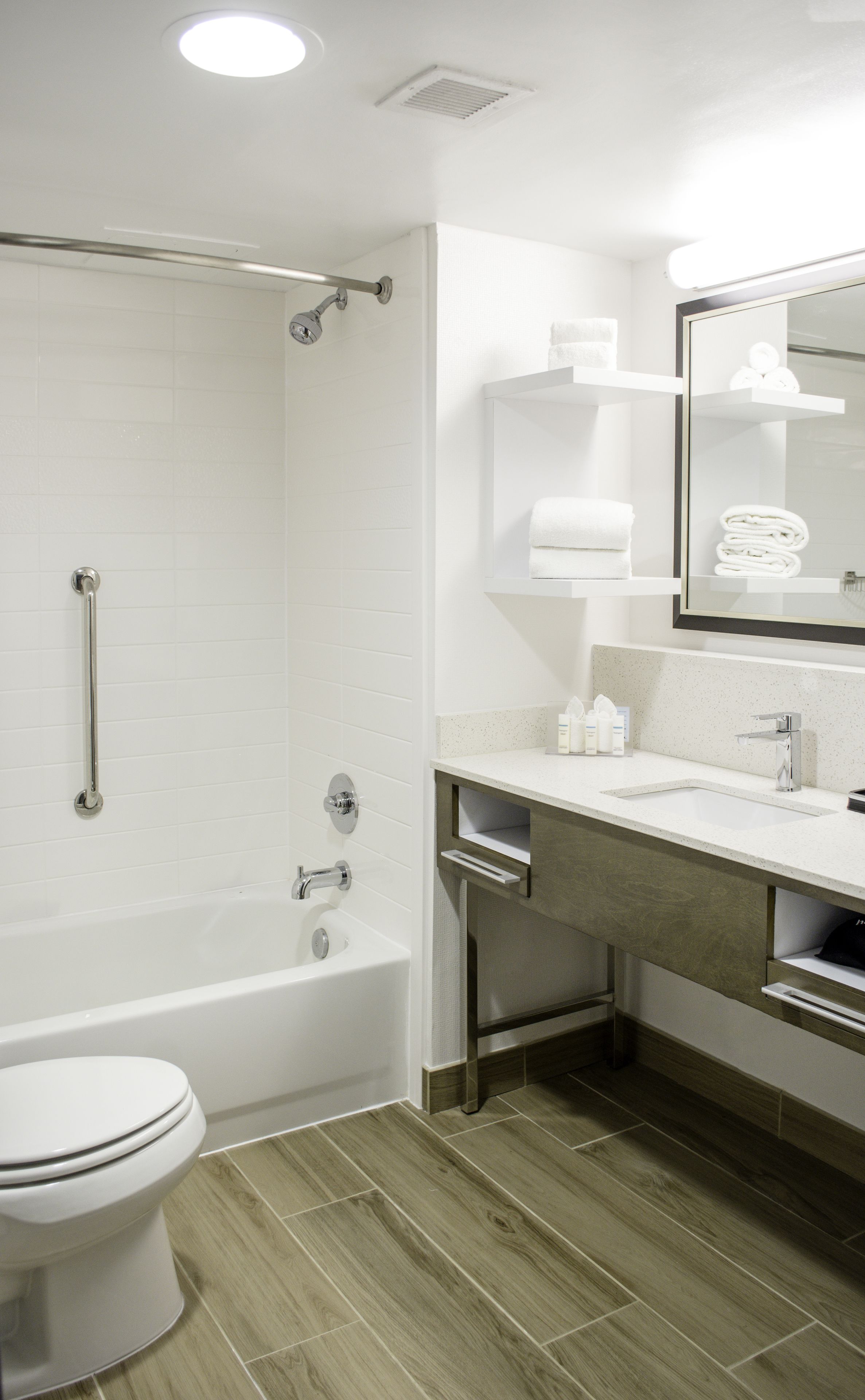 two queen beds non smoking | bathroom | combined shower/bathtub, free toiletries, hair dryer, towels