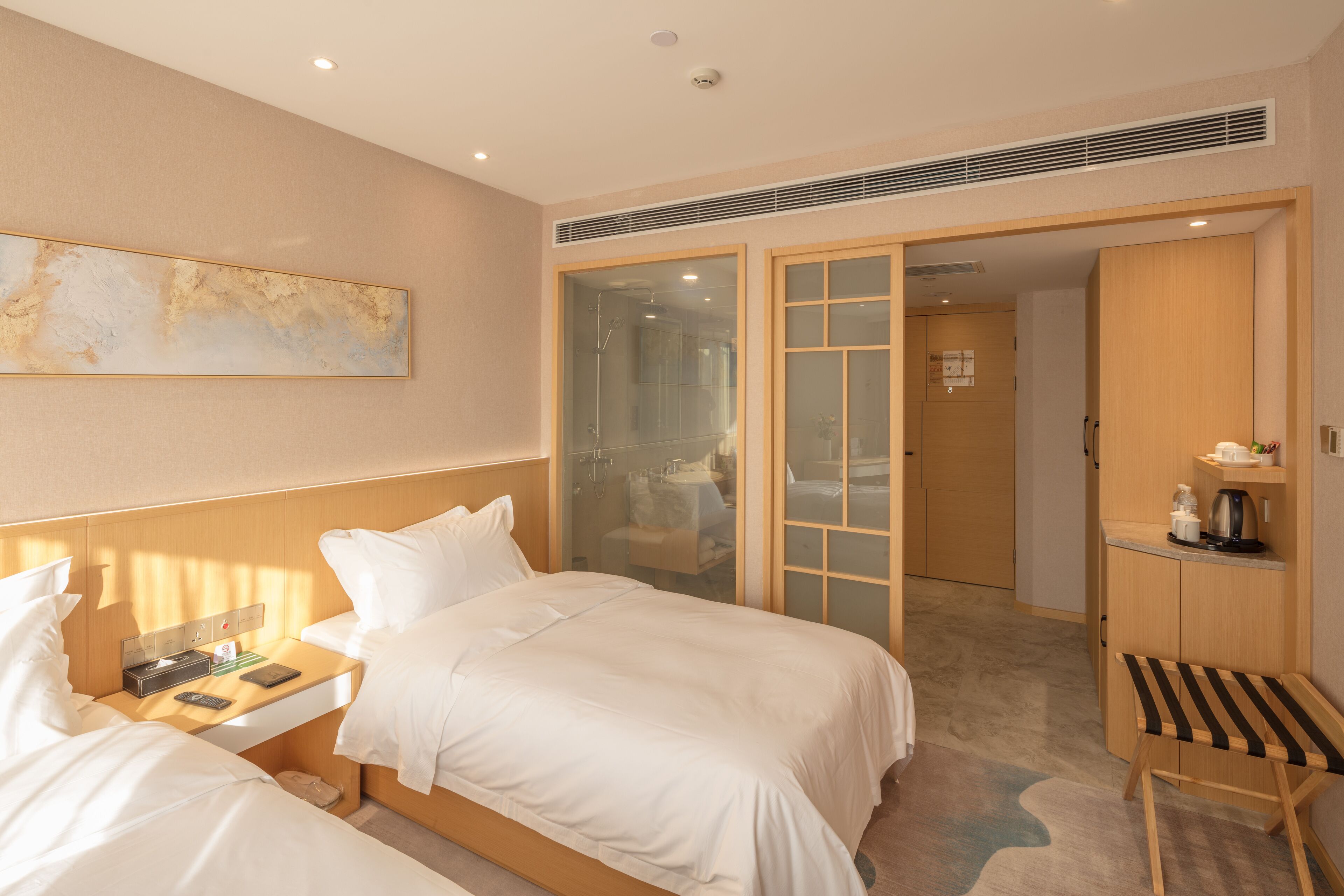 Deluxe Room | Minibar, in-room safe, desk, blackout drapes