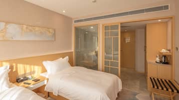 Deluxe Room | Minibar, in-room safe, desk, blackout drapes