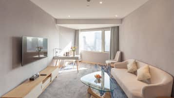 Executive Suite | Minibar, in-room safe, desk, blackout drapes