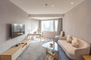 Executive Suite | Minibar, in-room safe, desk, blackout drapes