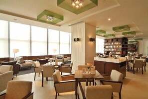 3 restaurants, servant le déjeuner et le dîner; cuisine de sushis