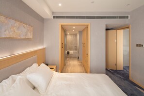 Executive Suite | Minibar, in-room safe, desk, blackout curtains - City Hotel Shanghai (Shanghai)