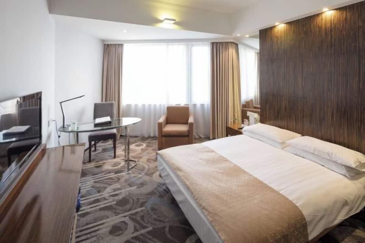 Minibar, in-room safe, desk, blackout curtains