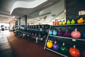 Ein Fitnessstudio mit Gewichten und Kettlebells.