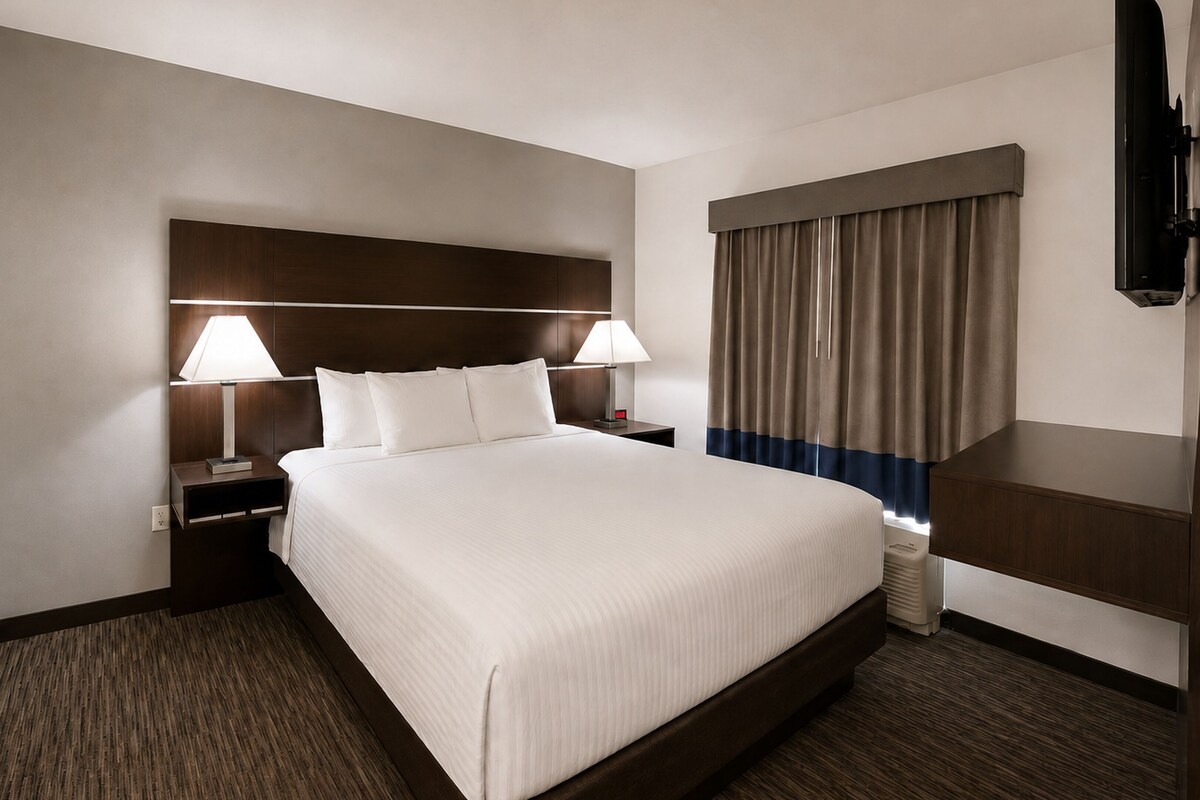 Business Suite, 1 Bedroom | Down duvets, pillow-top beds, in-room safe, desk