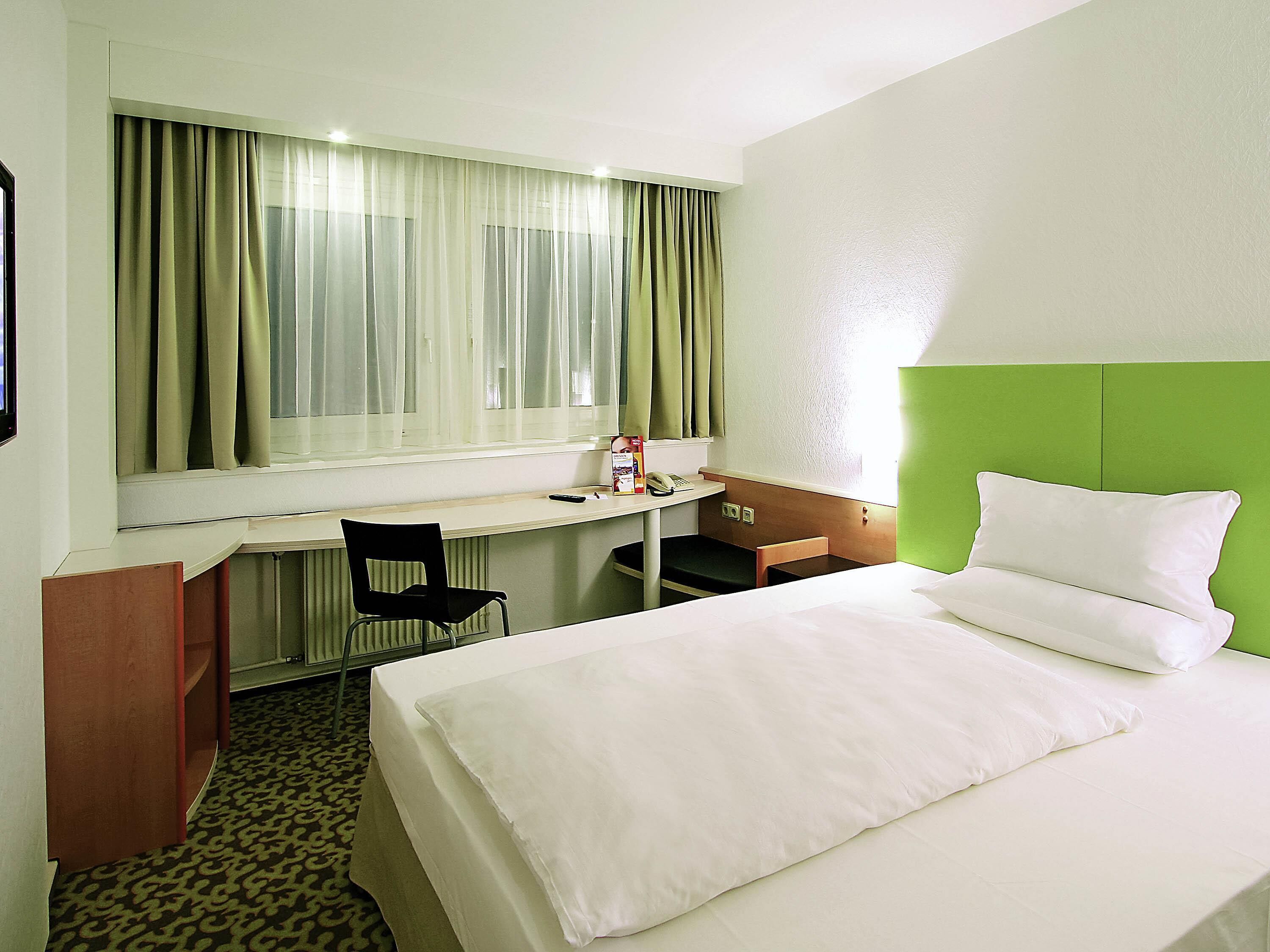 Standard Room, 1 Double Bed | Hypo-allergenic bedding, desk, blackout drapes, free WiFi