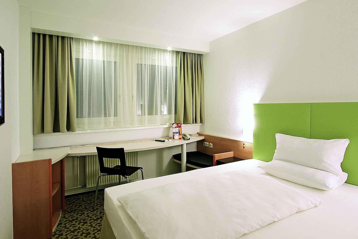 1 bedroom, hypo-allergenic bedding, desk, blackout curtains