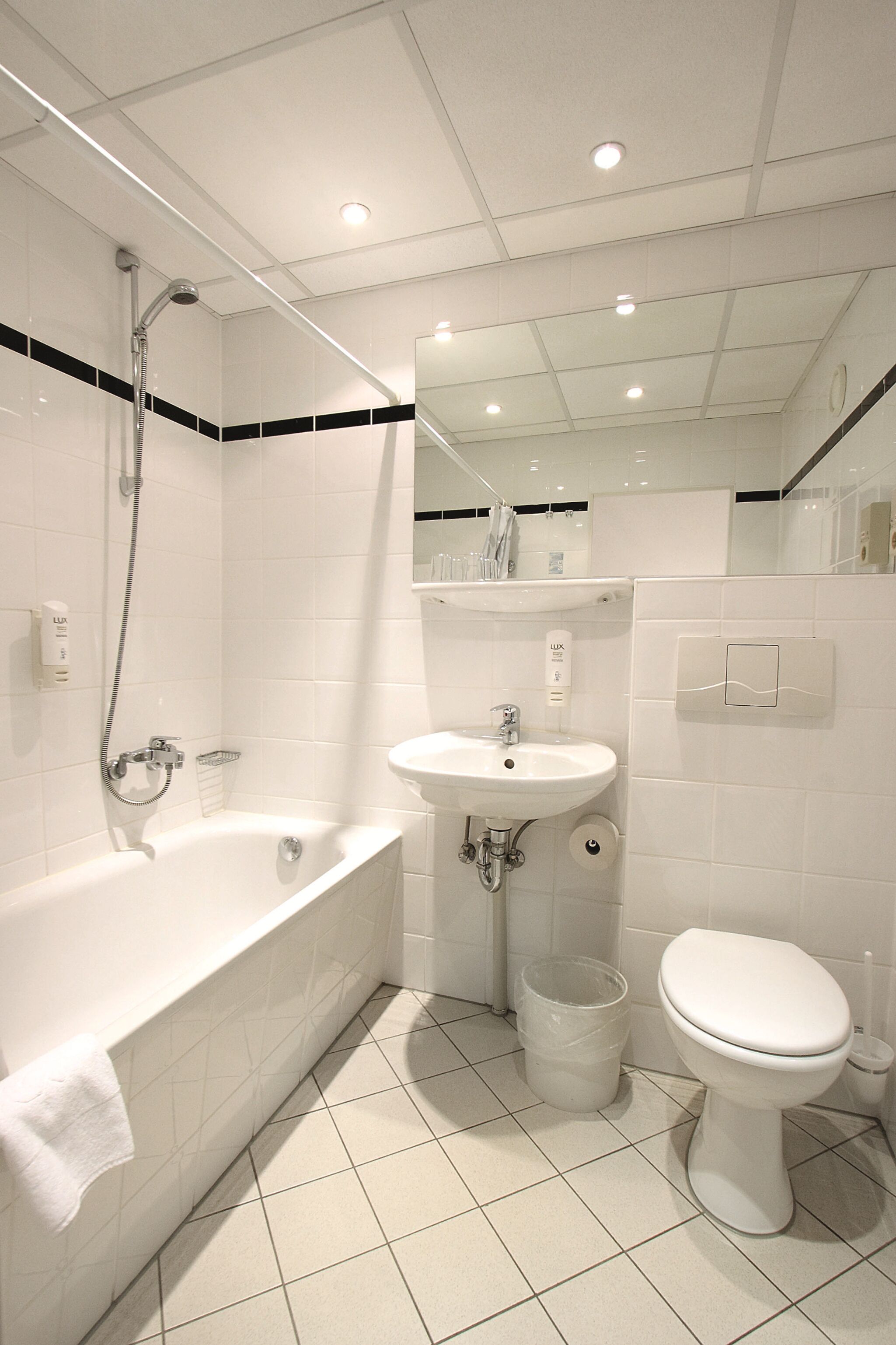 Un baño moderno con bañera, lavabo e inodoro.