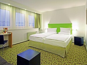 Hypo-allergenic bedding, desk, blackout drapes, free WiFi