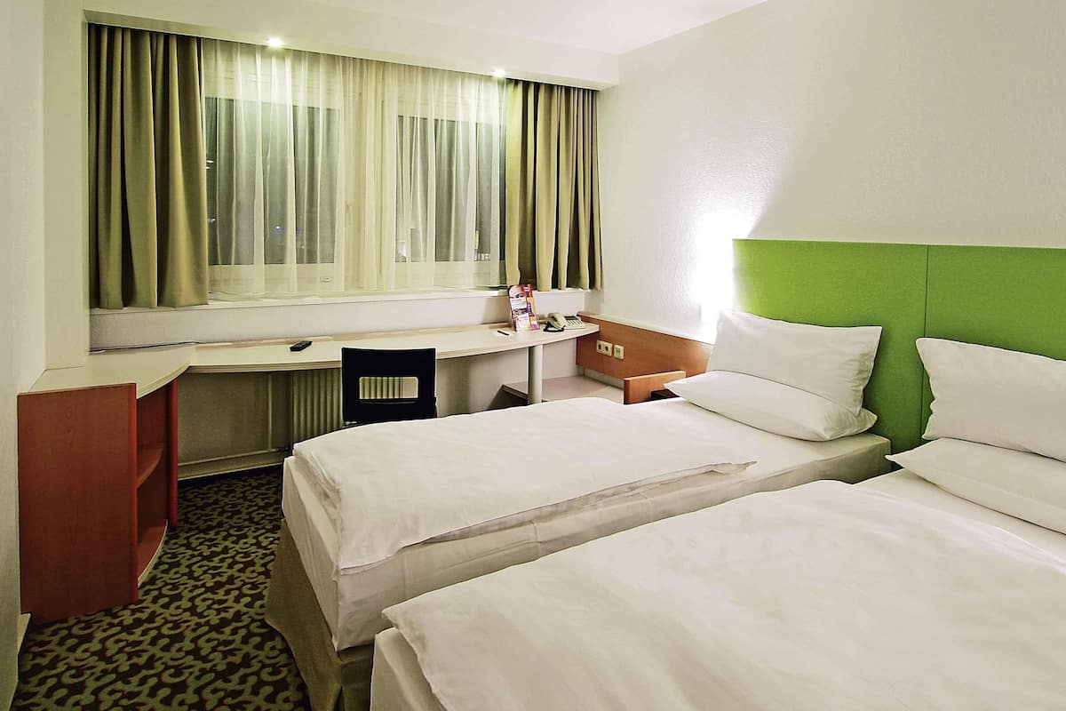 1 bedroom, hypo-allergenic bedding, desk, blackout curtains