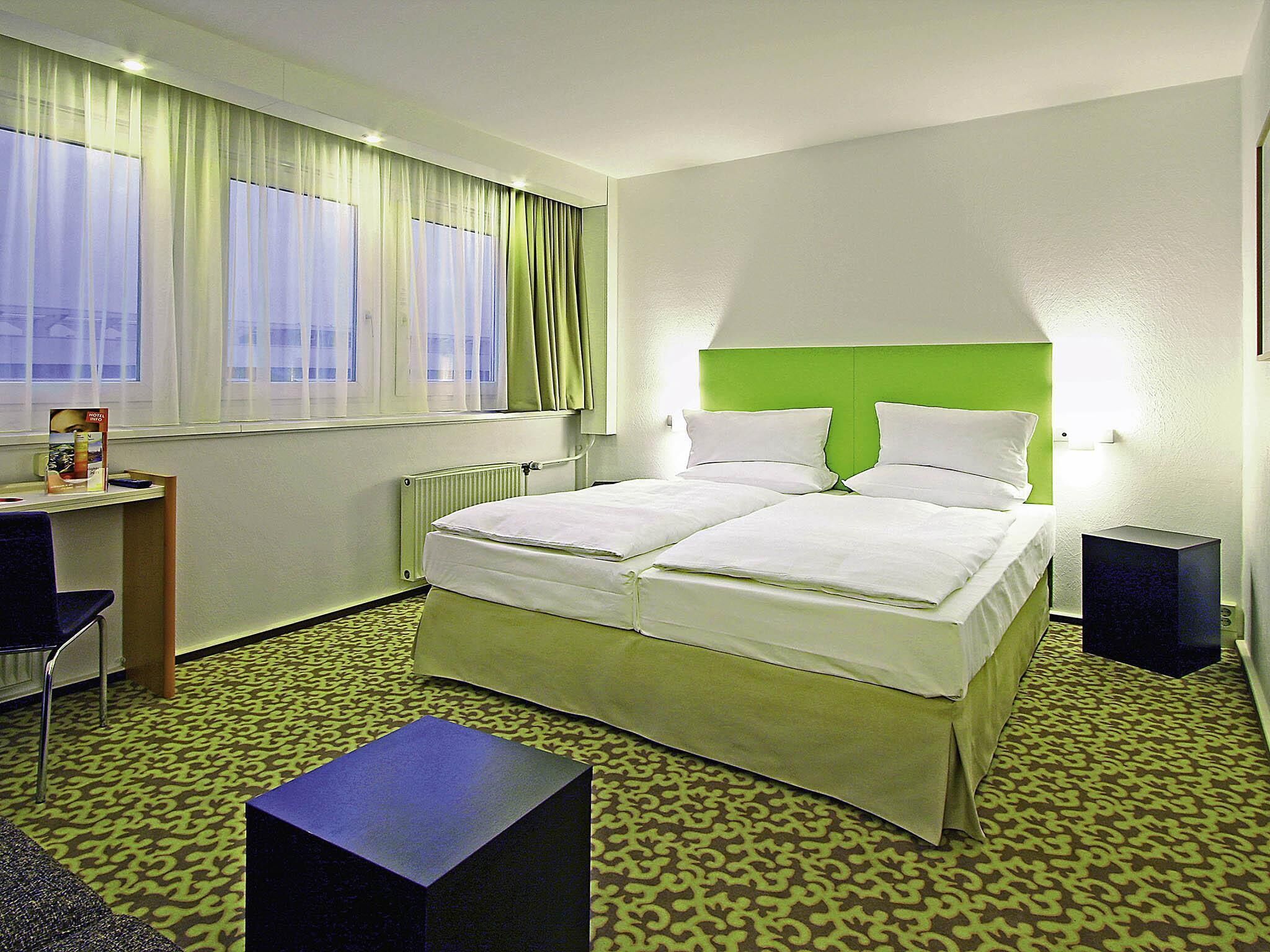 Habitación Confort, 1 cama doble con sofá cama | Ropa de cama hipoalergénica, escritorio, cortinas opacas y wifi gratis