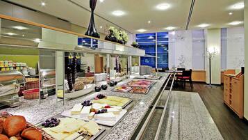 Colazione a buffet, servita tutte le mattine (17.5 EUR a persona)