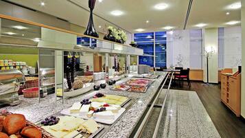 TĂ€gliches FrĂŒhstĂŒcksbuffet (17.5 EUR pro Person)