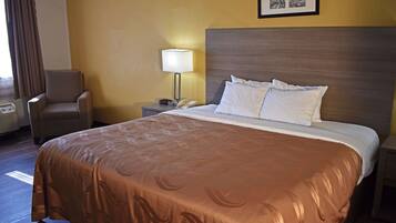 Donsdekens, pillowtop-bedden, een bureau, een laptopwerkplek